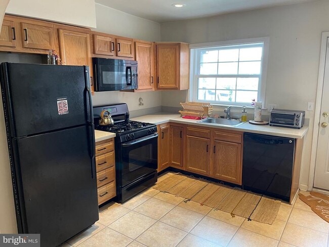 Building Photo - 1841 Light St