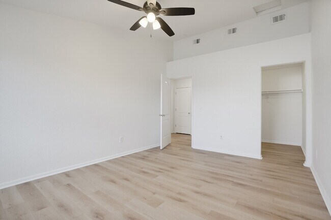 Building Photo - Great Two Bedroom Condo with Garage