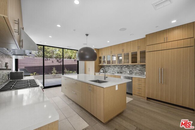 Building Photo - 141 Hollister Ave