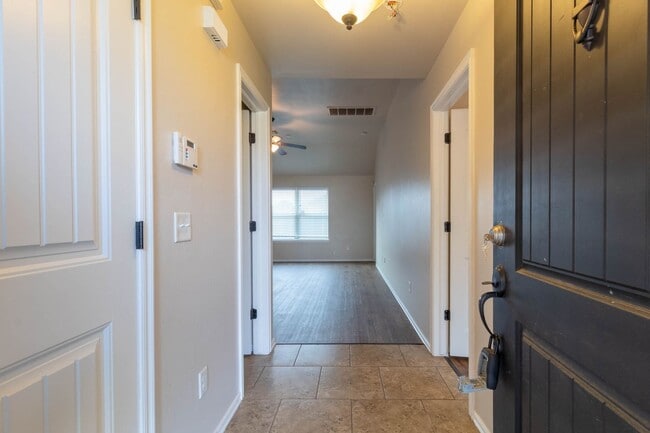Building Photo - Spacious 2BD/2BTH Home Minutes away from Top Golf Chisholm Creek Shopping Center and Quail Spring...