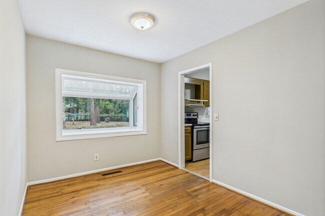 Building Photo - NW Brick Home in the Desirable Guilford Hi...