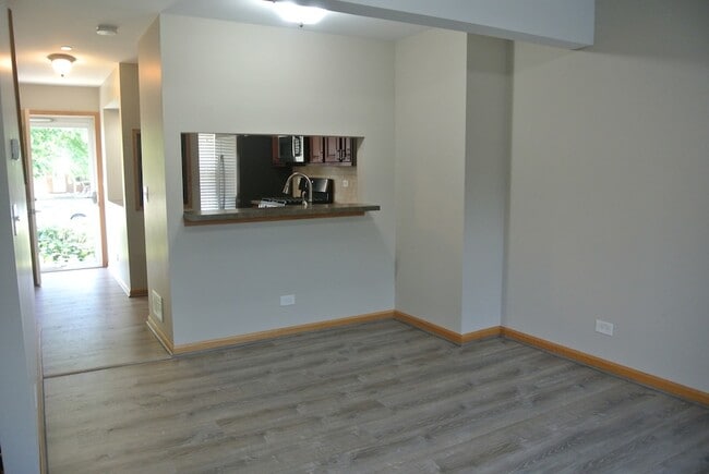 Building Photo - 118 Colonial Pkwy