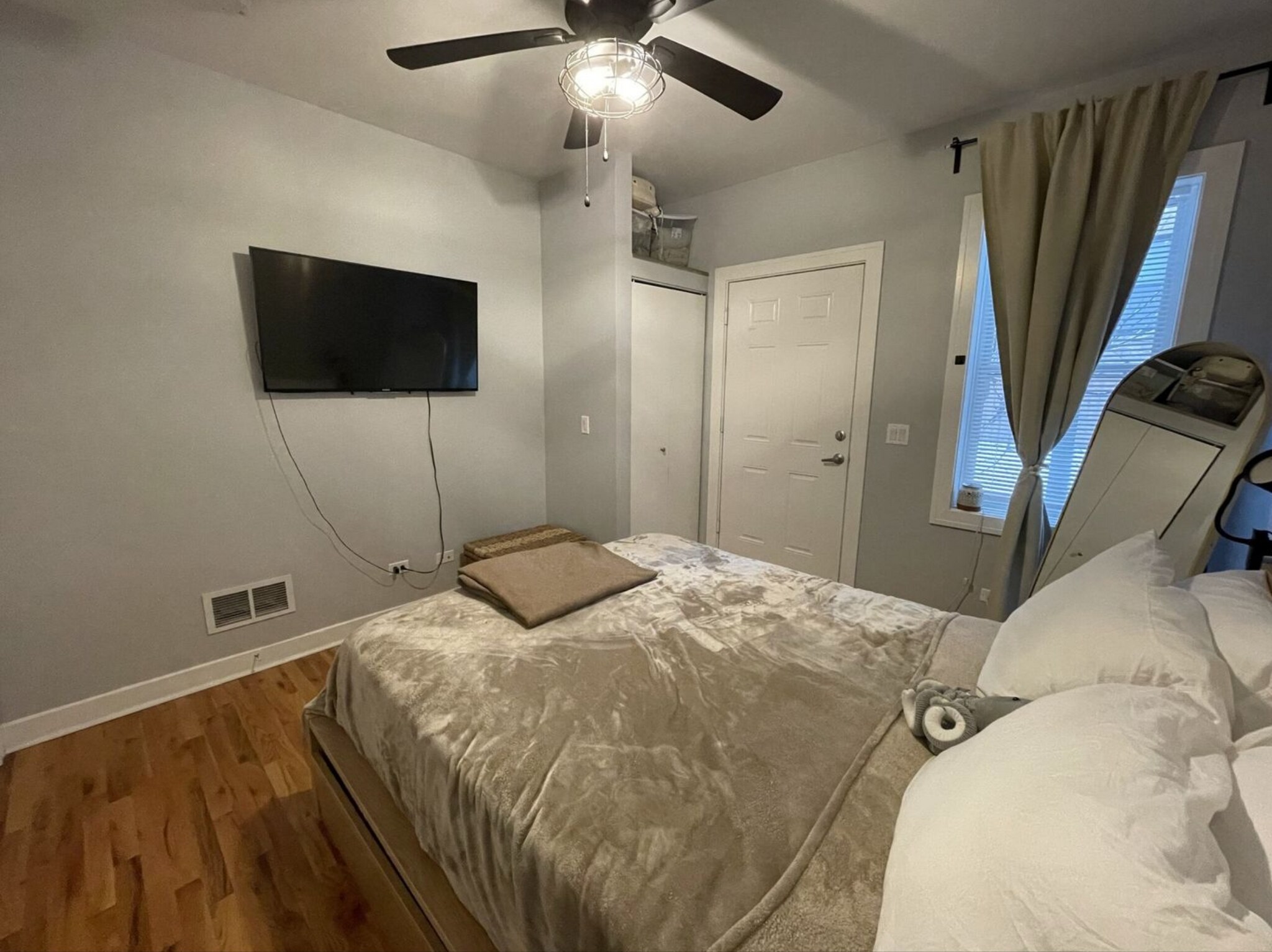 Building Photo - 1929 W Montrose Ave