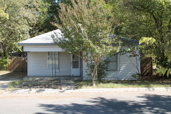 Building Photo - Cute 2 Bedroom House in Good Condition