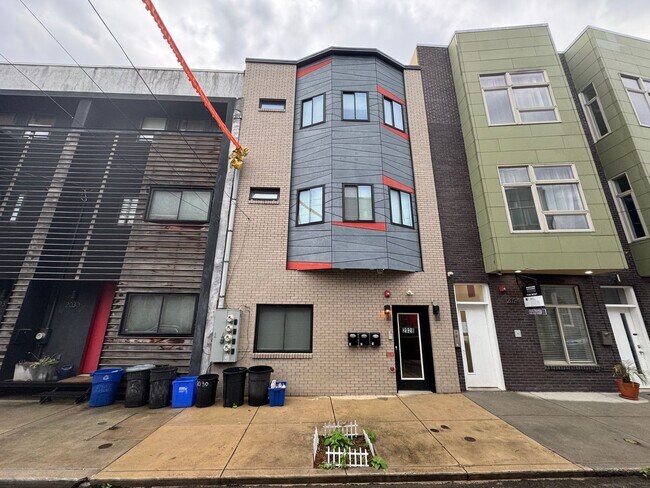 Building Photo - 2028 E Fletcher St