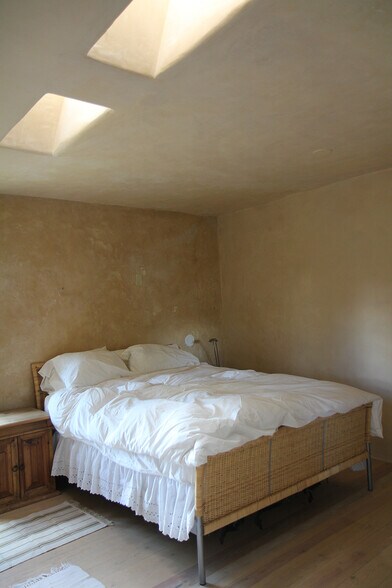 Master bedroom (two skylights) - 521 Camino Don Miguel