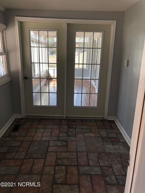 Building Photo - 605 SE 3rd St