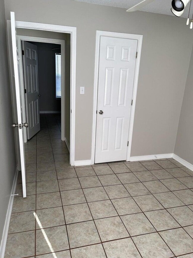 Building Photo - 1888 Bayou Dr