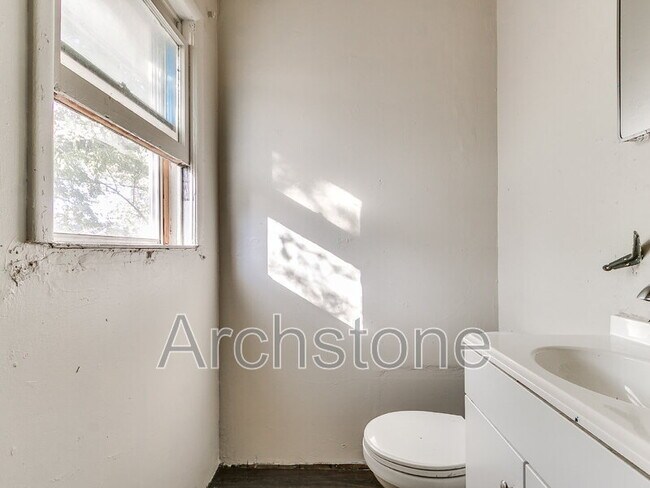 Building Photo - 527 E Boeing Dr