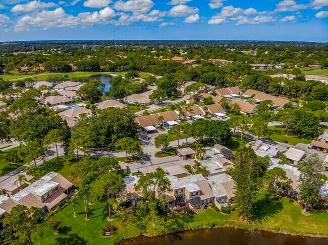 Building Photo - RARE 3 BEDROOM/ 2 BATH IN THE HIGHLY DESIR...