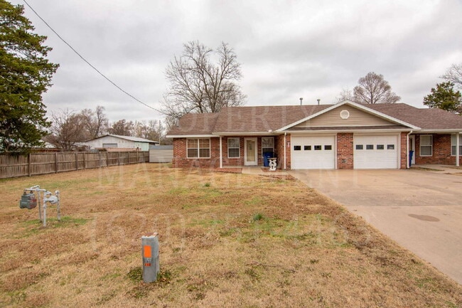Building Photo - 2 bedroom, 2 bath duplex in Oklahoma