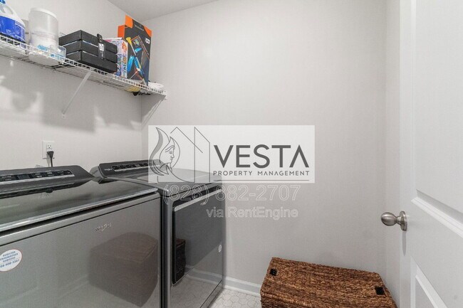 Building Photo - 240 Ridgeview Ln