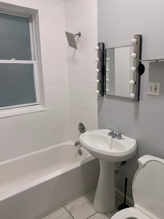 Building Photo - 858 N Ashland Ave