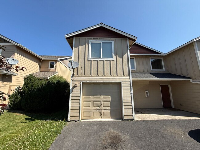 Primary Photo - CHECK OUT THIS SPACIOUS TOWNHOUSE IN REDMO...