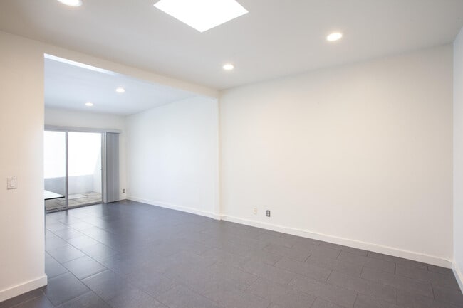 Building Photo - 3033 E Verona Rd