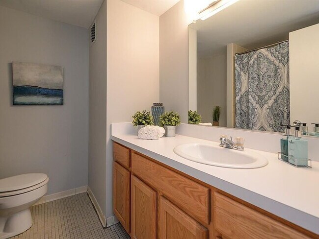 Building Photo - "Chic Urban Living: Cozy 1-Bedroom Condo w...