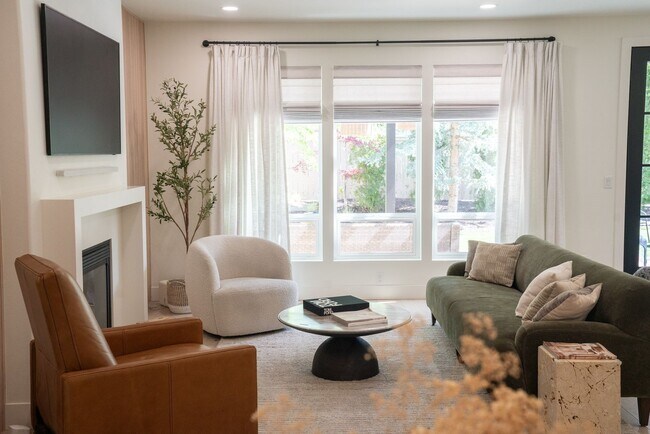 Building Photo - Newly Professionally Designed Home Westsid...