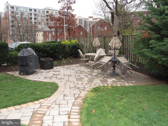 Building Photo - 5353 Columbia Pike