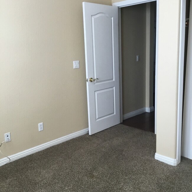 Building Photo - Northwest 4 Bedroom Beauty!!