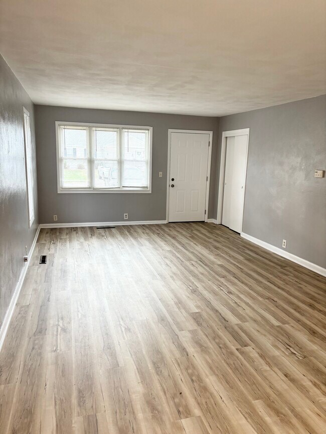 Building Photo - Birchwood Dr