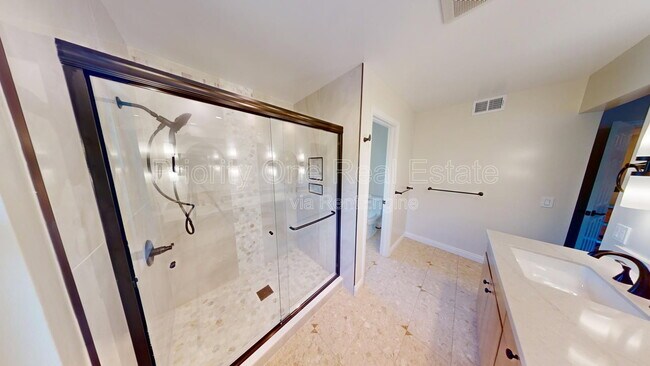Building Photo - 2212 Summerhill Dr