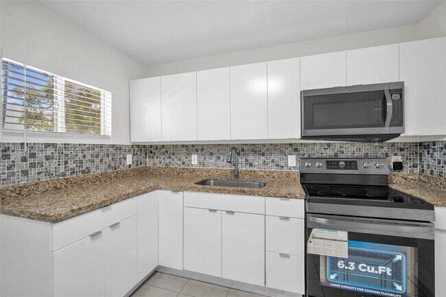 Building Photo - 1550 NE 131st Ln