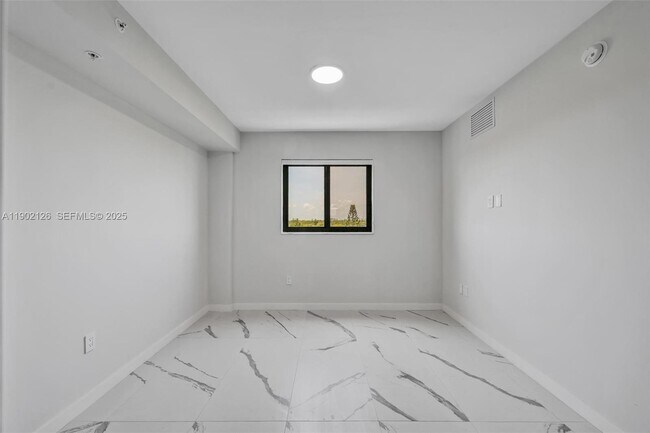 Building Photo - 840 NE 130th St