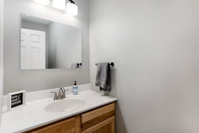 Building Photo - 4 Bedroom in Waterbury, VT Available on 7/1 (Furnished + Utilities included)