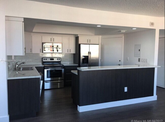 Building Photo - 1301 NE Miami Gardens Dr