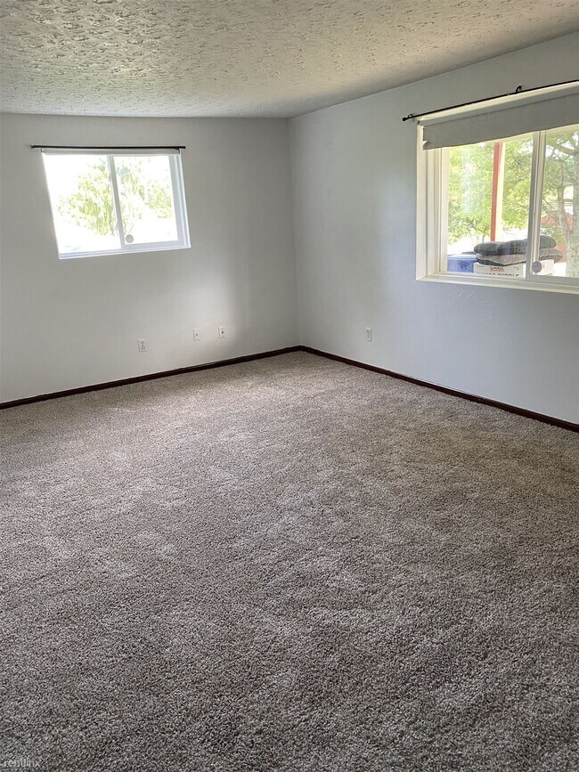 Building Photo - 2 br, 1 bath Duplex - 3220 Roanoke Street 3