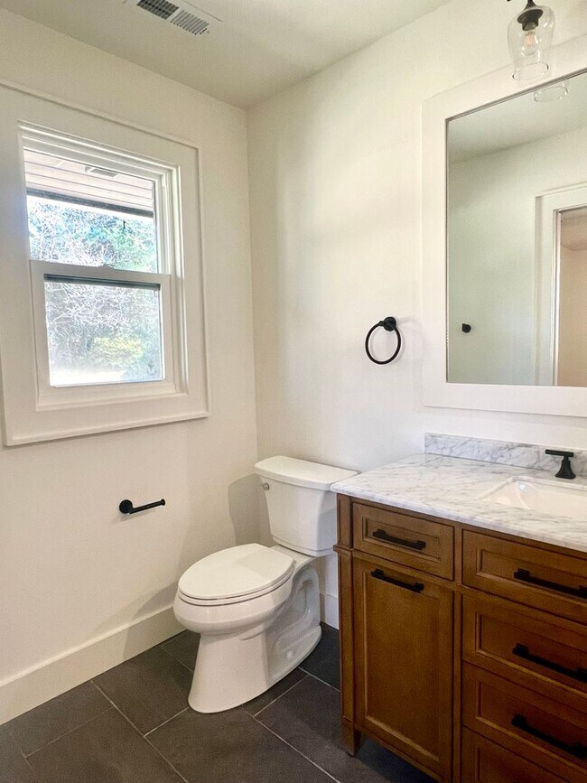 Building Photo - 3 Bedroom 2 Bath house Great Hendersonville Location!