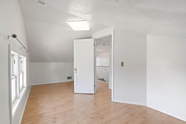 Building Photo - Cute 3-bdrm/2-bath vintage home—Nice fence...