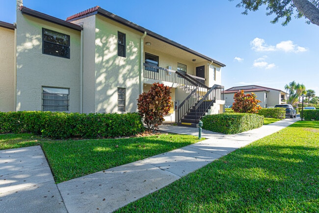 Building Photo - 8545 Casa Del Lago