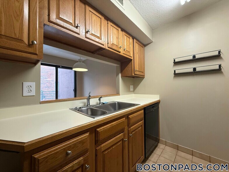 Building Photo - 147 Kelton St