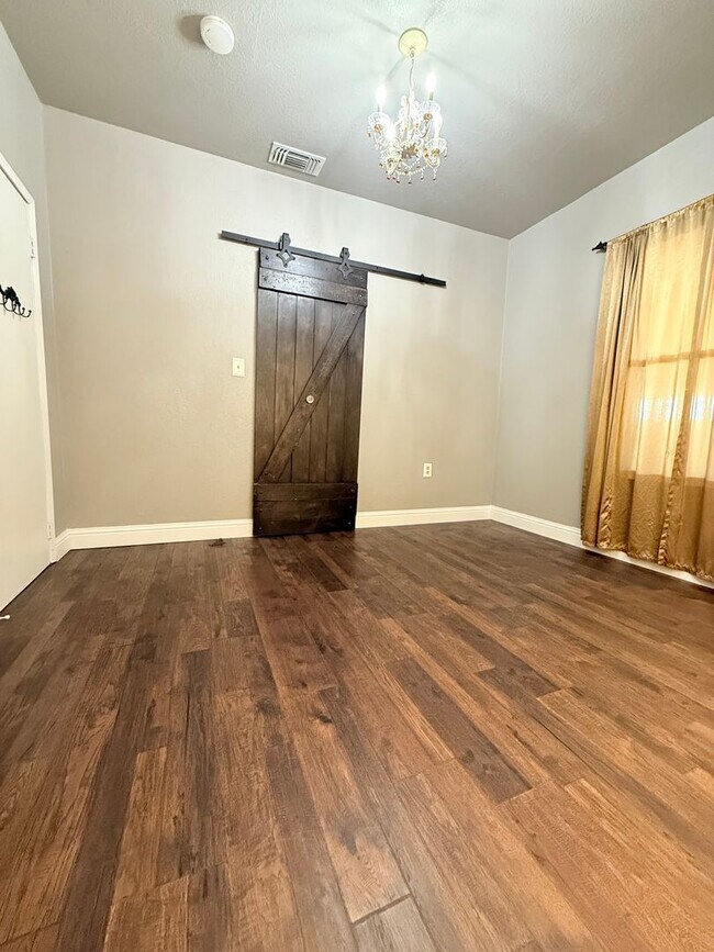 Building Photo - *Charming 2 Bedroom Home in Roseville’s Historic District with Bonus Detached Space*