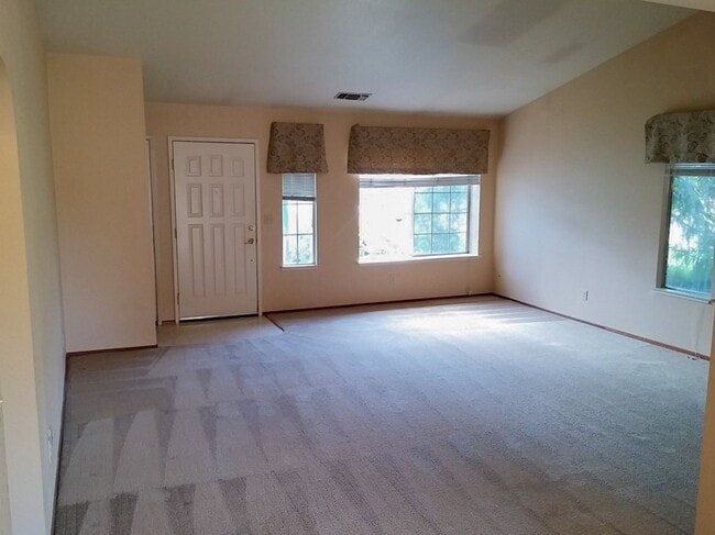 Building Photo - 3 Bedroom Home in Hilltop Area