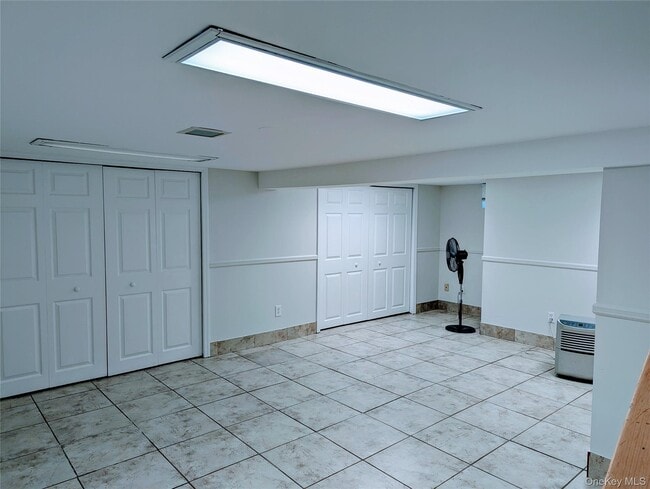 Building Photo - 139 Pine Neck Ave
