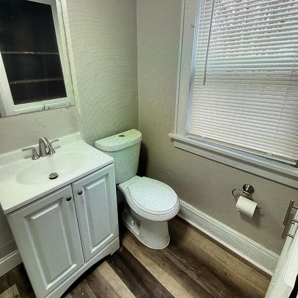 Building Photo - 670 Arbutus Ct