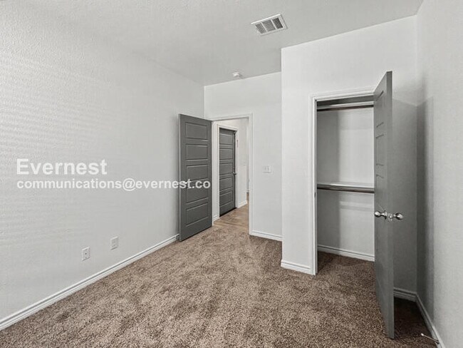 Building Photo - Limited Time Special Offer / 3 Bed, 2 Bath Home with Garage / Pet-Friendly / Vouchers Accepted / ...