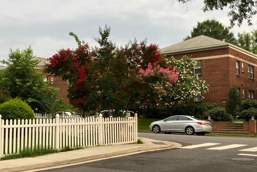 Safe neighborhood with sidewalks and trees - 3741 4th St N