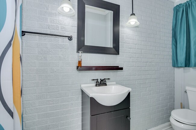 Building Photo - 1127 Magnolia Dr