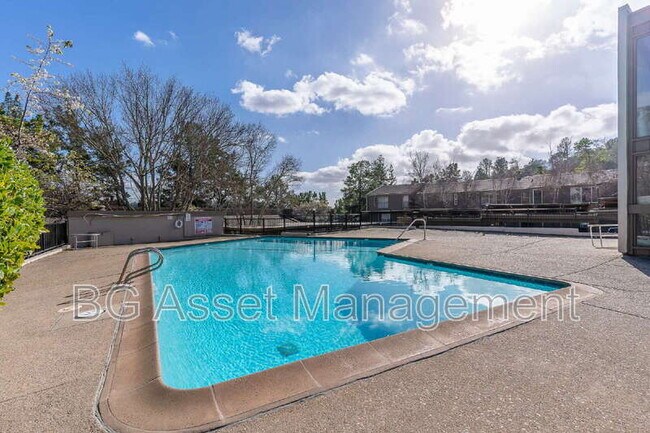 Building Photo - 2079 Ascot Dr