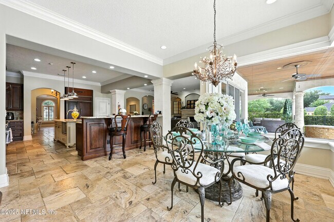 Building Photo - 2061 Crown Dr