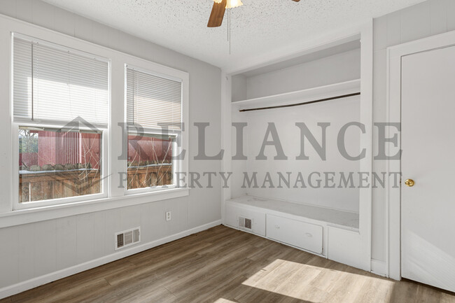 Building Photo - 317 W Kinkaid Ave