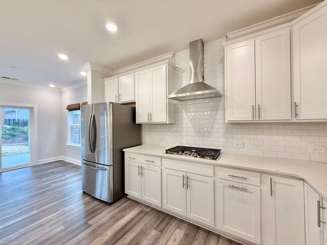 Building Photo - Gorgeous 5BD, 3BA Raleigh Home with Tons of Modern Upgrades in an HOA Community with Premier Amen...