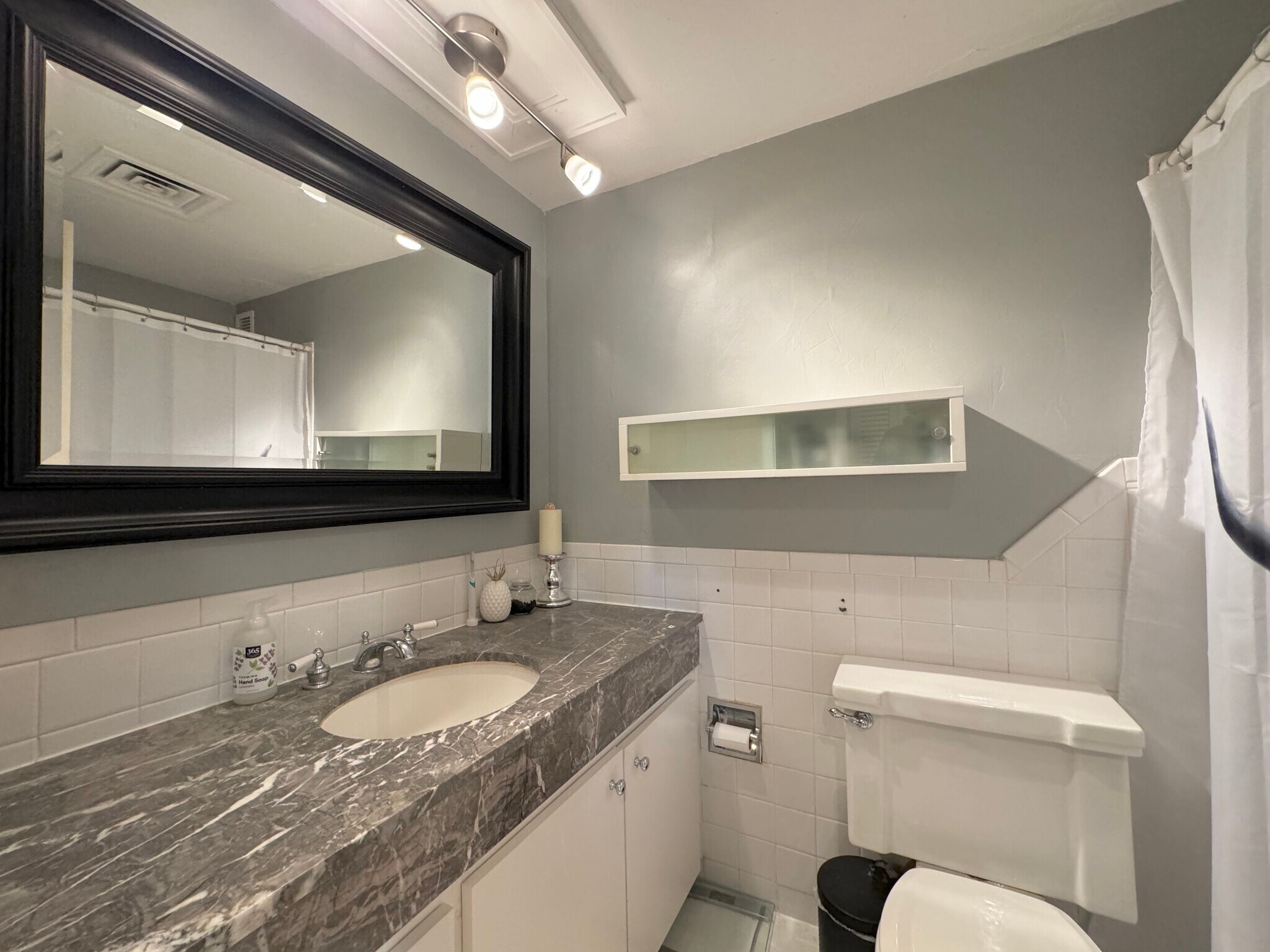 Building Photo - 4545 Wornall Rd