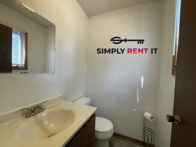 Building Photo - Huge 3 Bedroom Duplex in Ames, Aug 1st