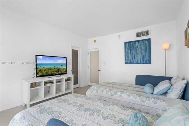 Building Photo - 10275 Collins Ave