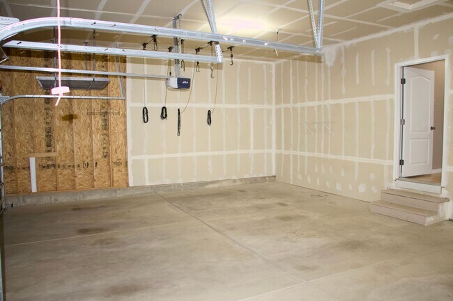Building Photo - Great School District/ Move-in Ready