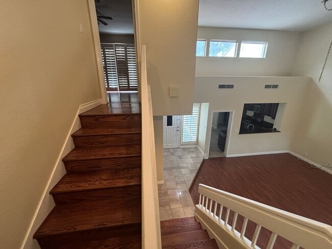 Building Photo - Beautiful 3 bed 2.5 bath townhouse in Spanish Trails!